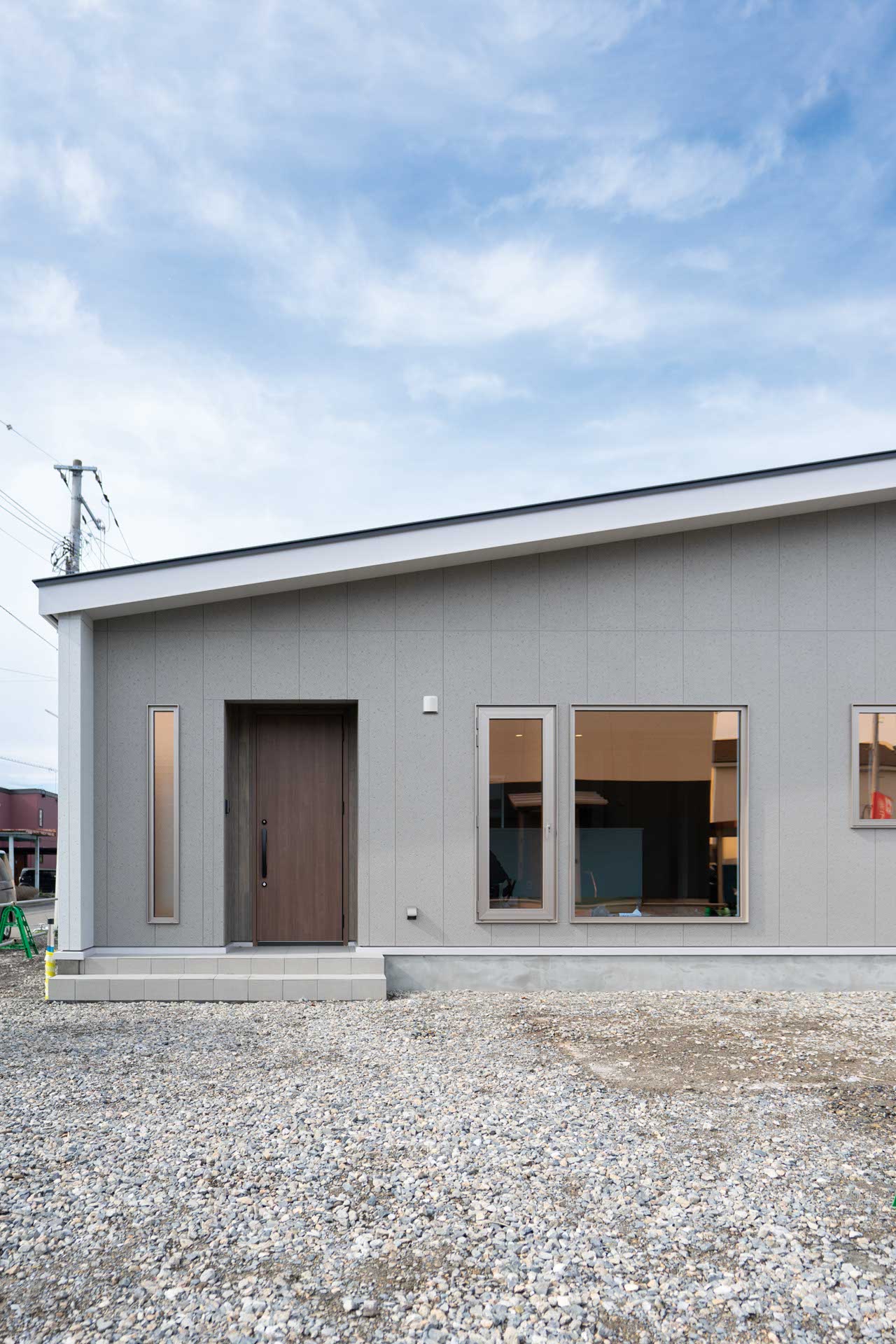 「グレー×木」がお洒落なナチュラルデザインの外観。片流れ屋根を組み合わせた立体感のあるフォルムもポイント