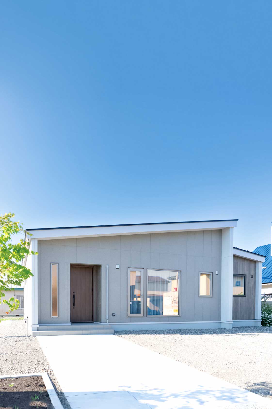 「グレー×木」がお洒落なナチュラルデザインの外観。片流れ屋根を組み合わせた立体感のあるフォルムもポイント