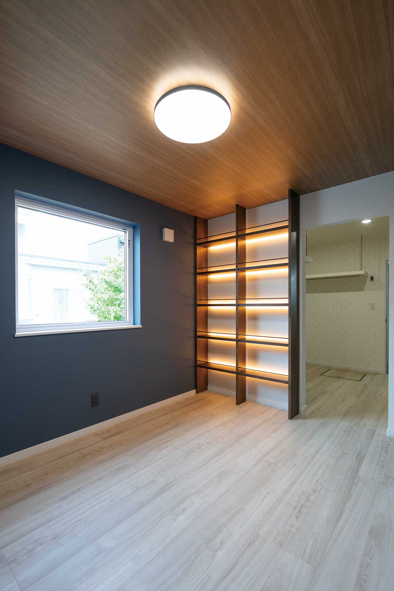 ブルー×木がお洒落な寝室には、お気に入りのインテリア小物などをお洒落にディスプレイできる「コレクション棚」をつくりました！