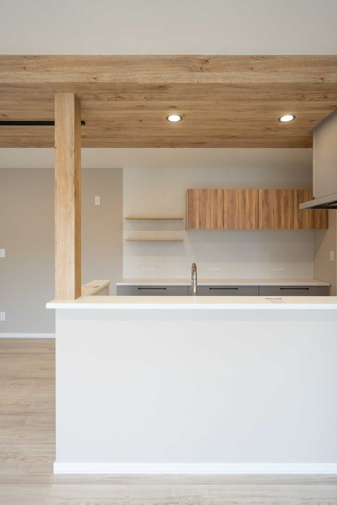 カウンター収納の上にはお気に入りの食器や小物をディスプレイできる飾り棚