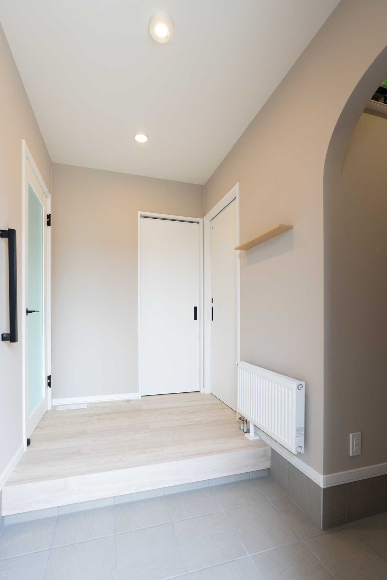 グレージュカラーが大人かわいい玄関。シューズクロークや飾り棚、手すりなどお洒落で快適なポイントも満載！