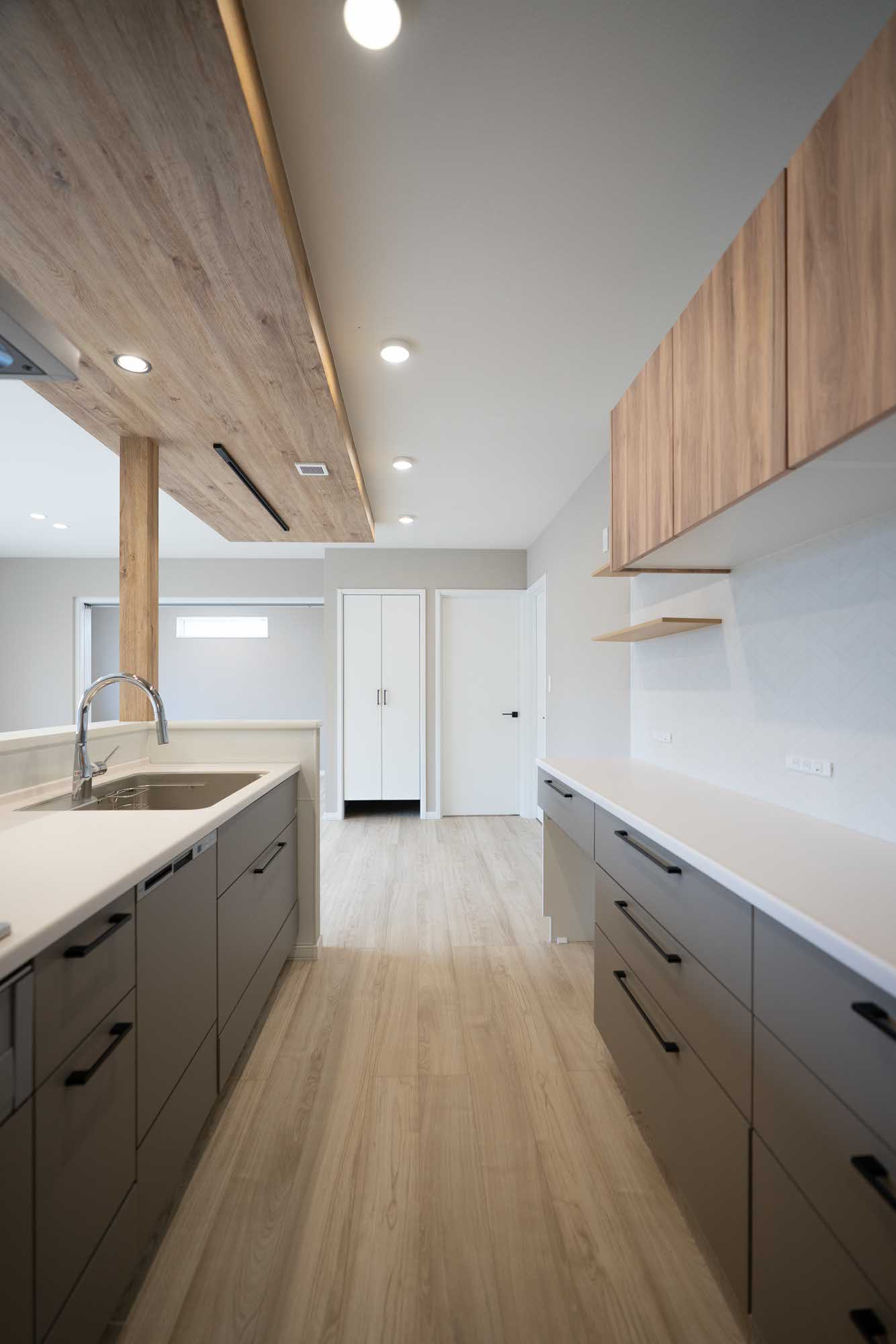 洗面所→パントリー→キッチン→ダイニングが一直線上に配置されていて、てきぱき動ける動線に