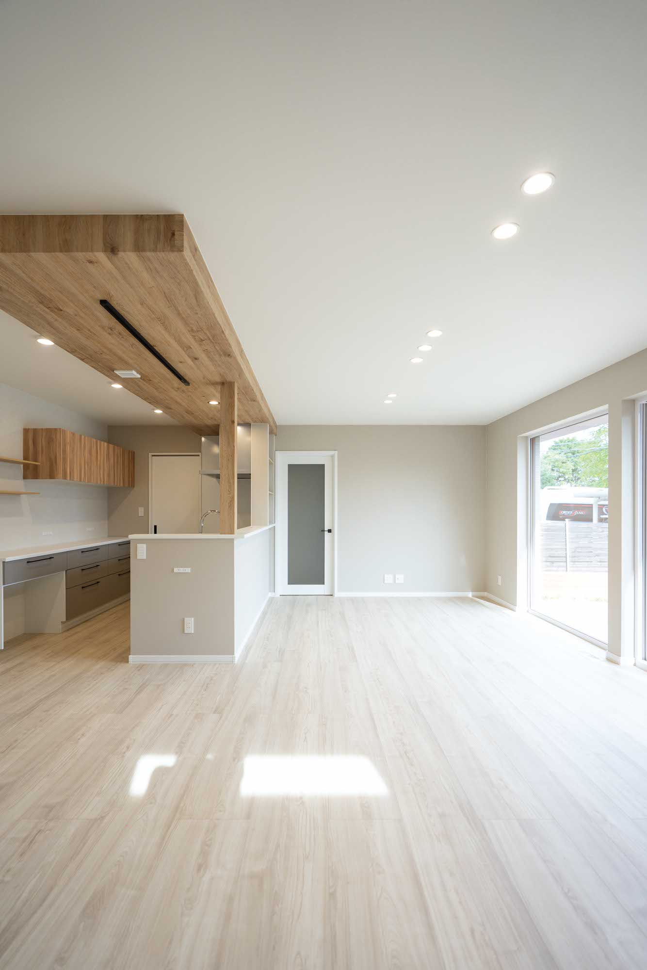 メインクロスにグレージュ、アクセントに木目デザインを使ったナチュラルで落ち着くコーディネート