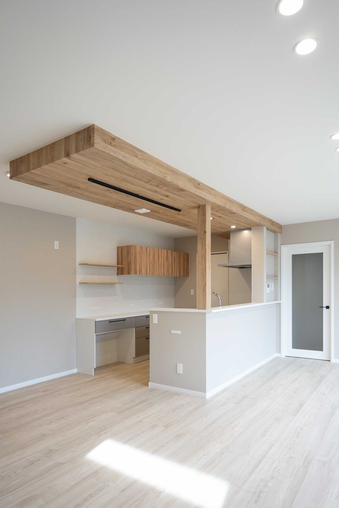 木目デザインの下り天井がとってもお洒落なキッチン・ダイニング