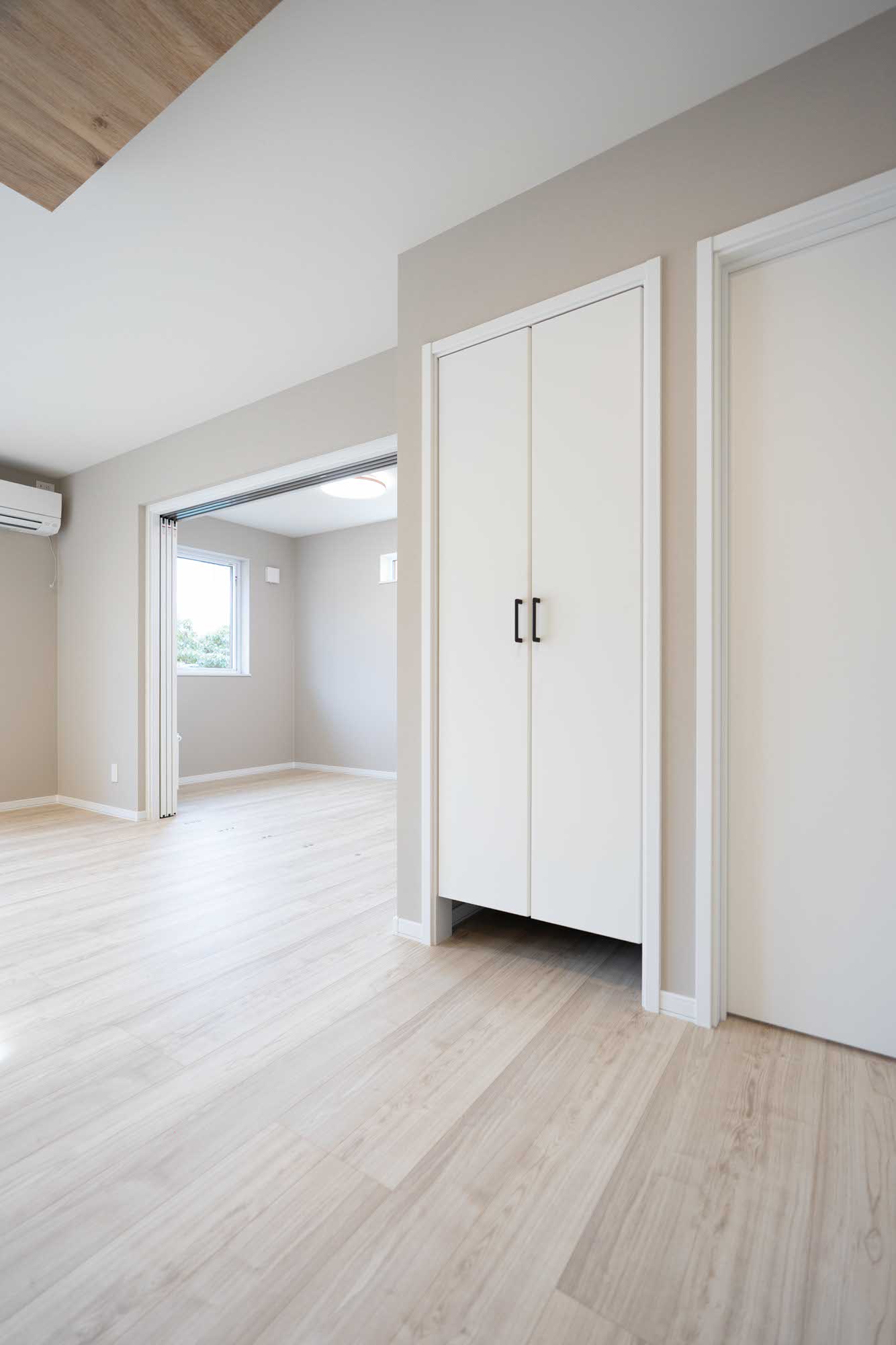 リビング収納は、扉を閉めていてもロボット掃除機が出動できる快適収納！