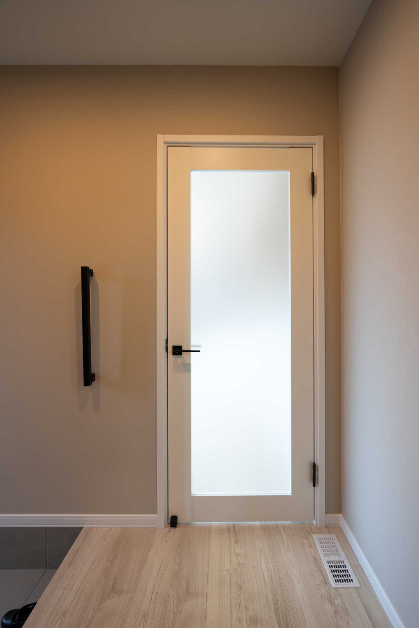 玄関とリビングをつなぐ「リビングドア」は光を通すガラスドアを選びました