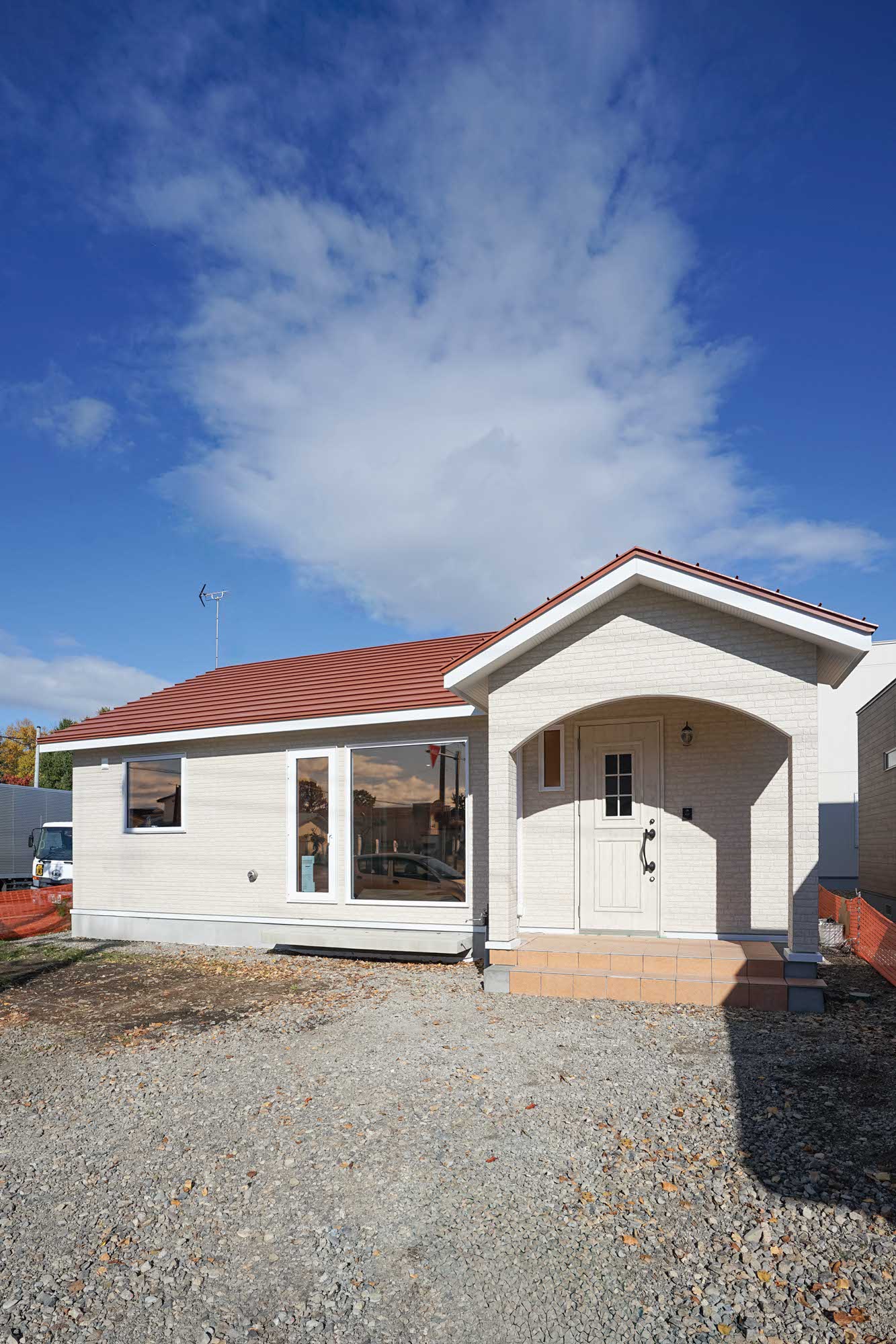 白×赤のカラーコーディネートとアーチデザインのポーチがとってもかわいい外観