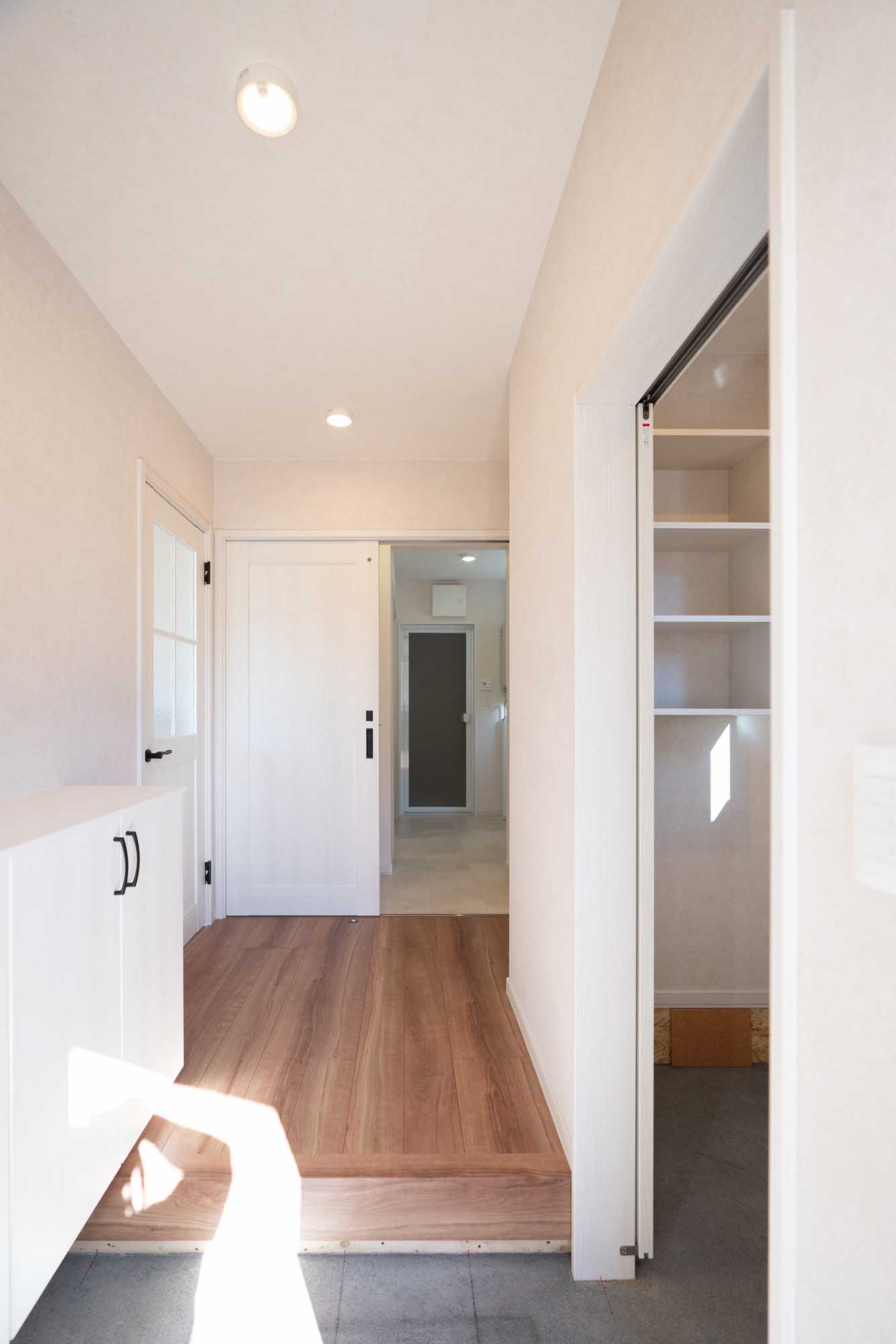 玄関にはシューズボックスだけでなくシューズクロークもつくって、いつもすっきり片付く空間に