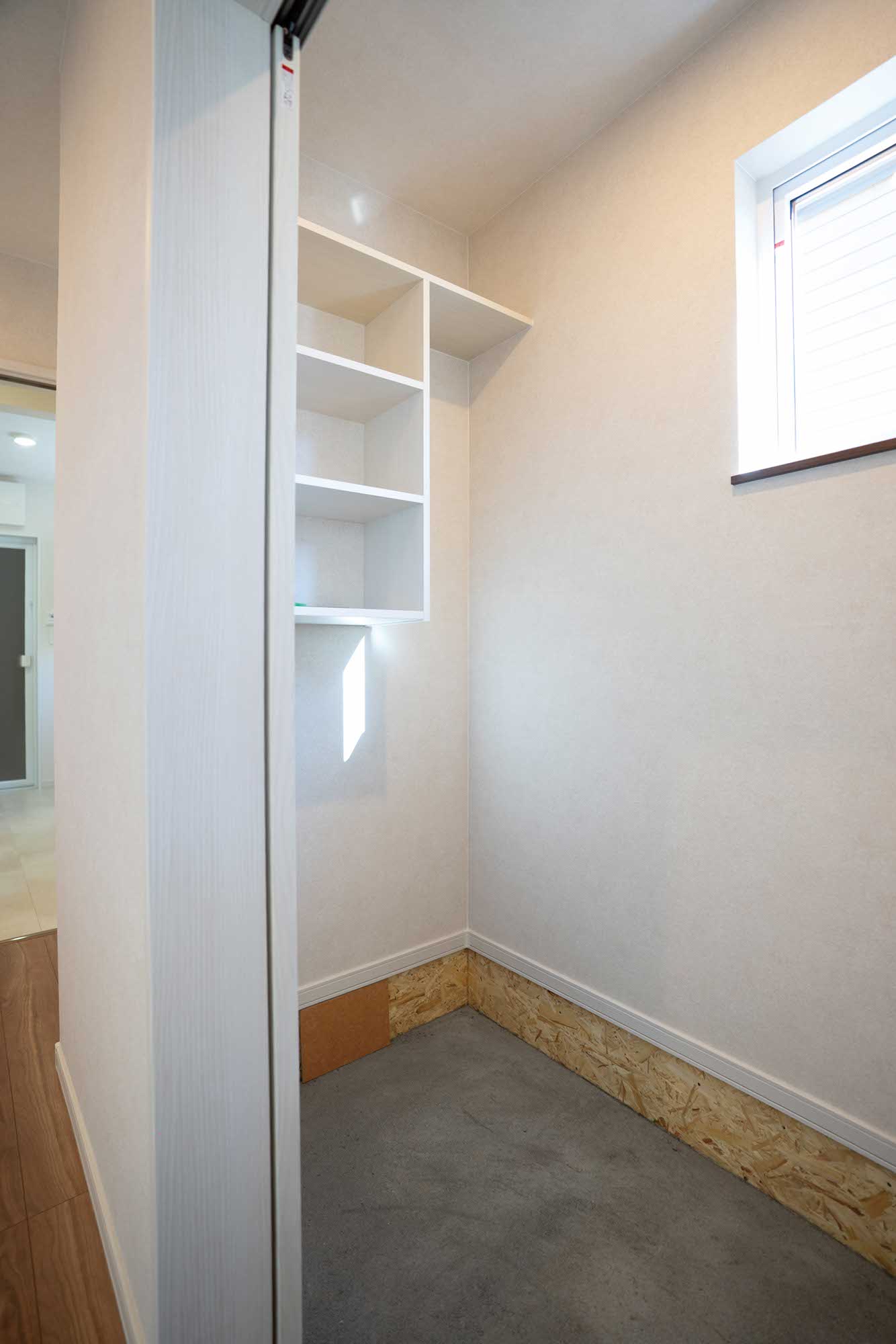 靴はもちろん、ベビーカーなどの大きなものやコートもすっきり仕舞える空間！