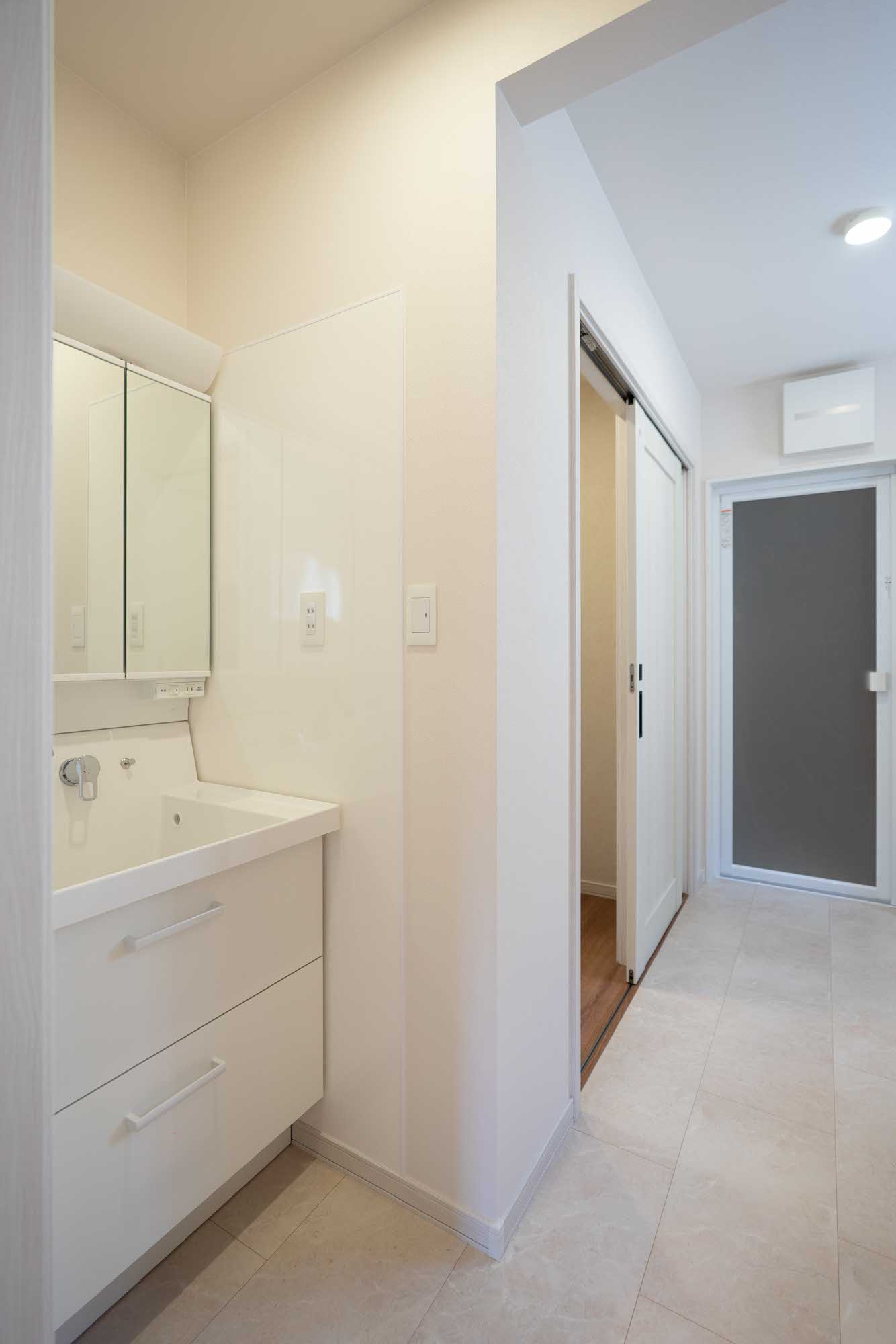 洗面スペースは玄関から出入りできるので、帰宅後すぐに手洗いができて快適✨