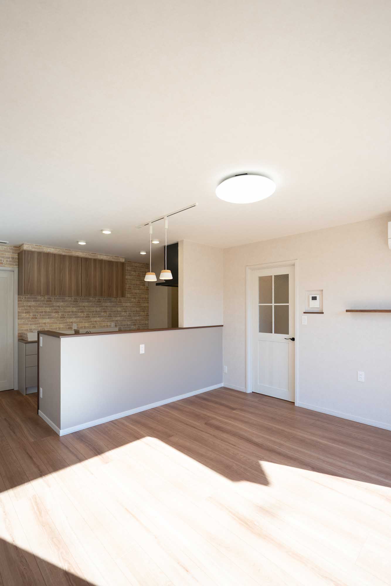 白をメインにグレーの腰壁やレンガ調のアクセントクロスでお洒落に♪