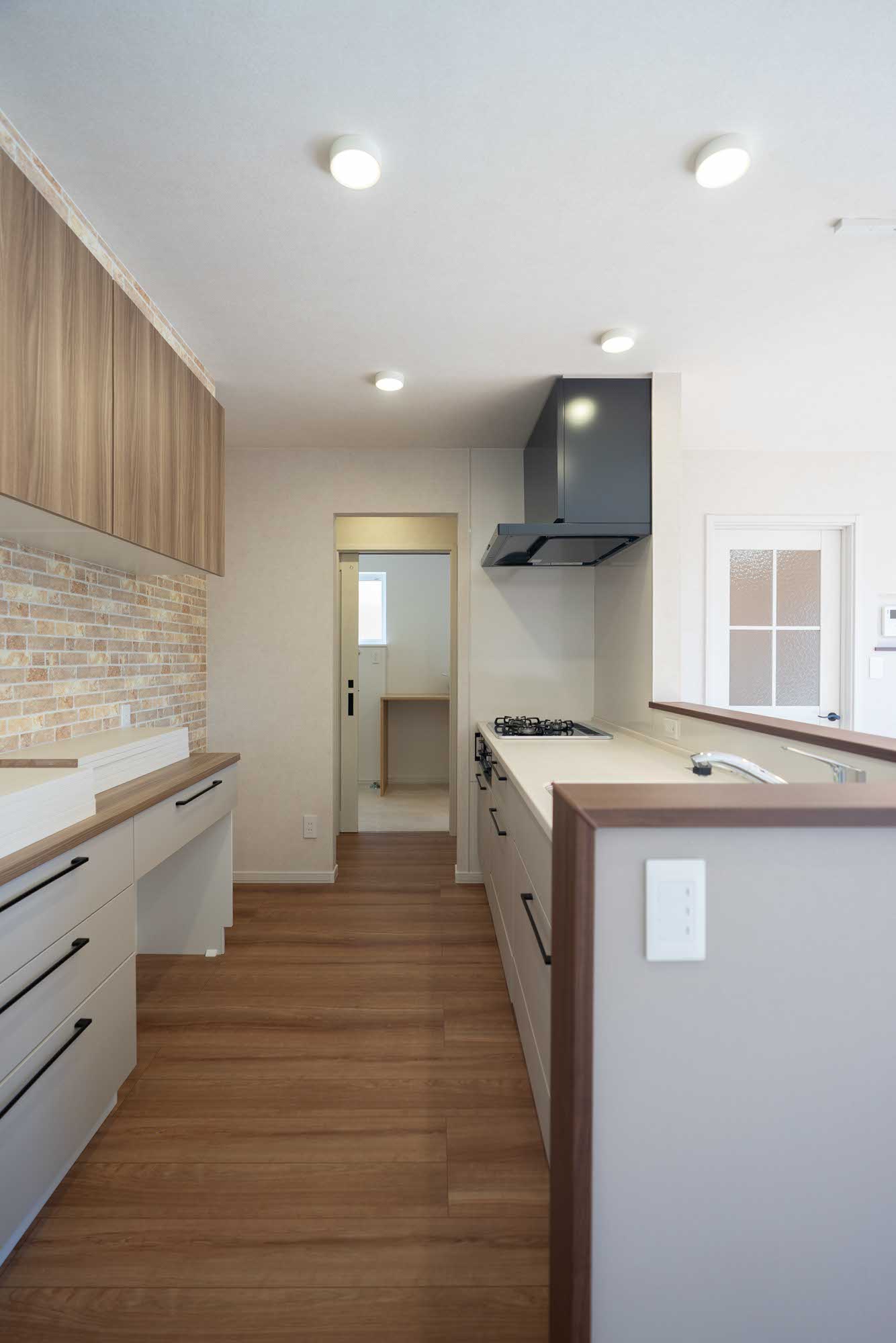 キッチンからパントリー、ユーティリティー、洗面所、玄関がつながる快適動線