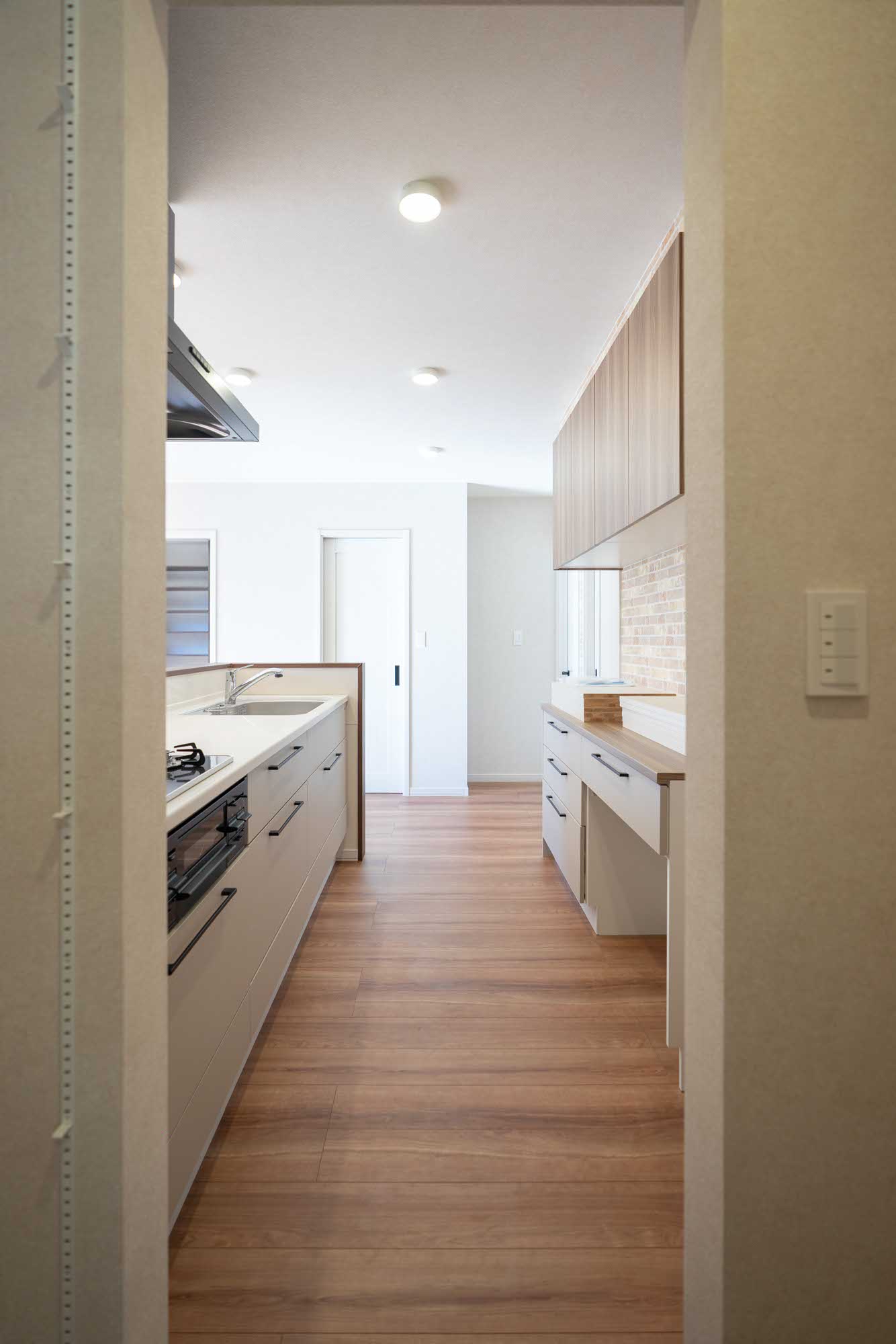 料理中も物を取り出しやすく、買い物後も玄関からすぐに移動できる家事ラクなパントリー