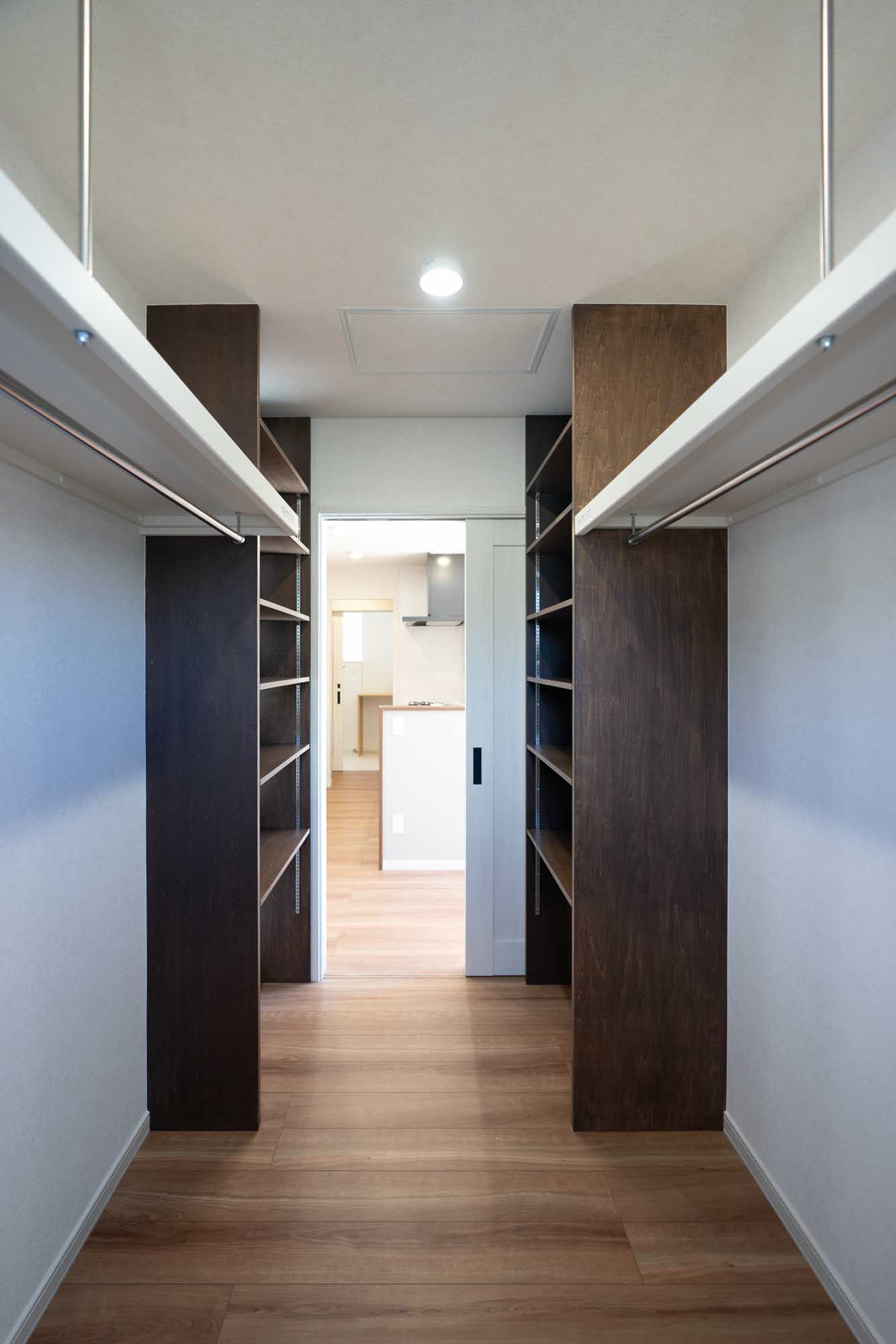 リビングにつくったファミリークロークには可動棚も設置して、使いやすいようにカスタマイズ！