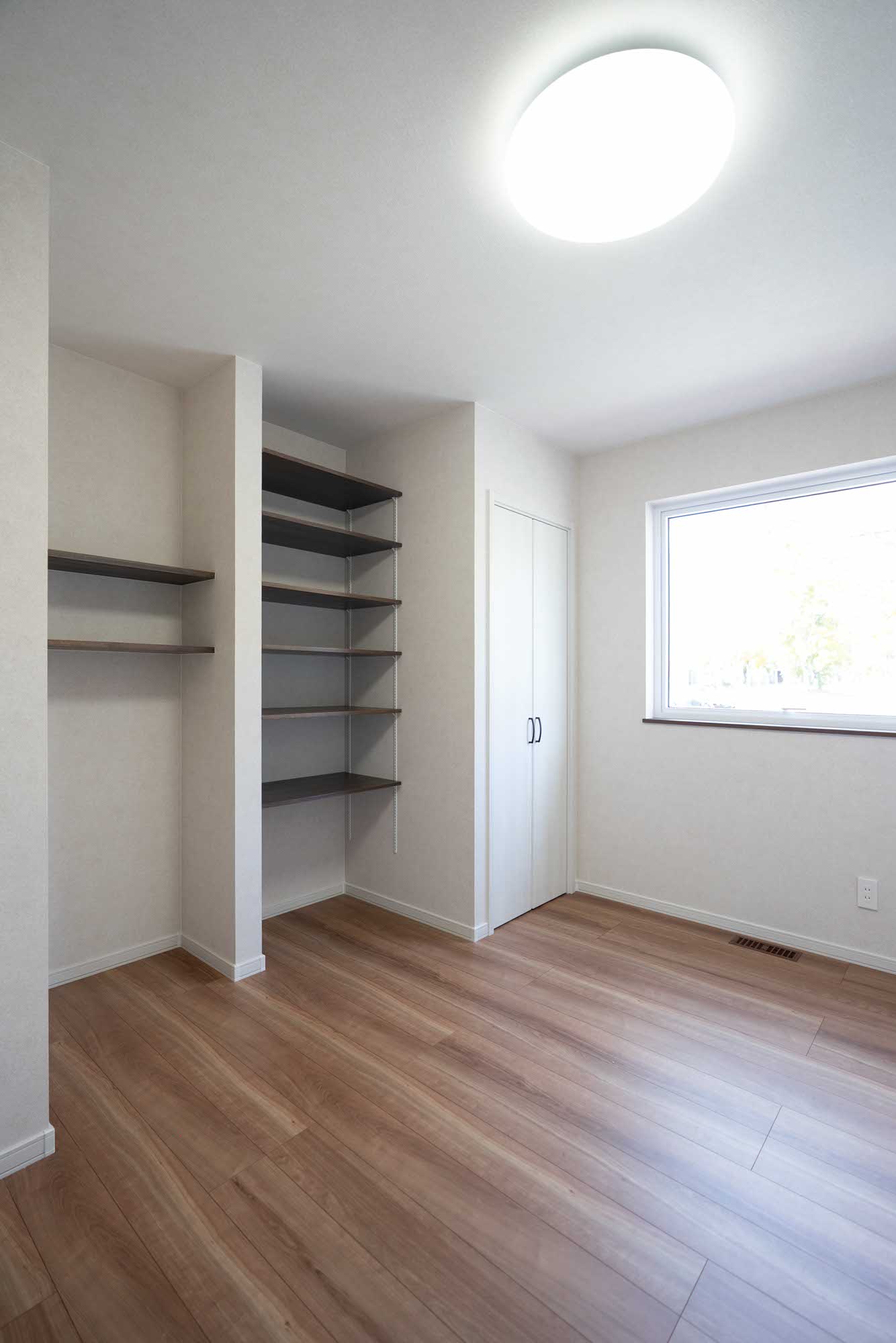 お部屋の収納も隠す収納と可動棚を組み合わせて使いやすく